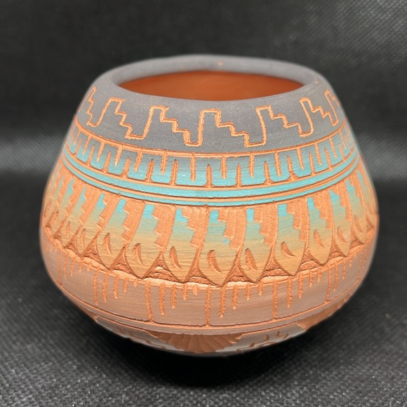 Small Navajo pottery vase - Picture 2 of 8